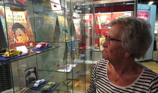 Jopie Ferwerda vindt het eervol dat de 'Kuifje-autootjes' die haar man verzamelde worden geëxposeerd. Foto: Josée Gruwel