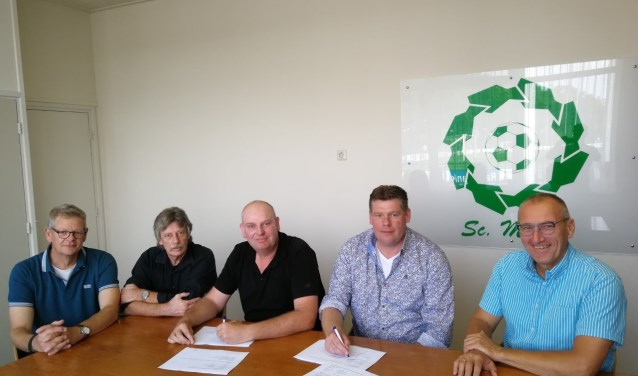 Wijnand en Mike Hoog Antink ondertekenen het contract onder toeziend oog van de Sc. Meddo-bestuursleden. Foto: PR