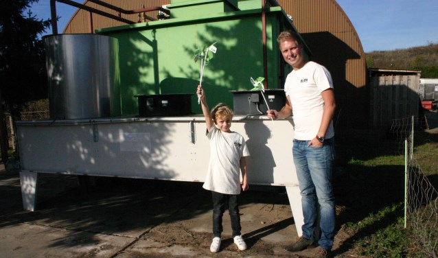 Projectleider Thijs Huls en Willem (l). Hij wil voor de oude gasmotor wel even een demonstratie geven van windenergie. Foto: PR