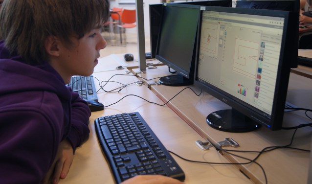 Ingespannen aan de slag met programmeren. Foto: Martijn Bos