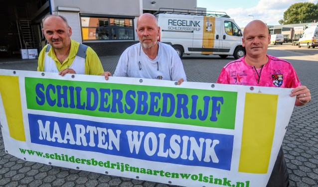 Het schildersbedrijf van Maarten Wolsink (rechts) is opgegaan in het bedrijf van Herbert Regelink (links) en Wim Denkers (midden). Foto: Luuk Stam