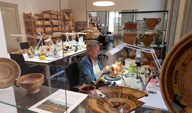 Vrijwilligers Archeologie geven uitleg over het restaureren van aardewerk objecten. Foto: PR