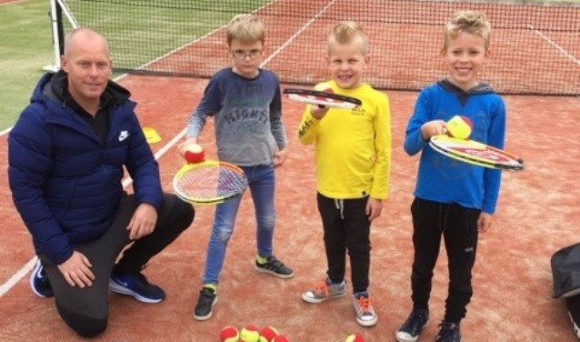 Tennisleraar Niek met trotse tennissers (v.l.n.r.) Gideon, Cas en Jurre. Foto: Nienke Grootbod