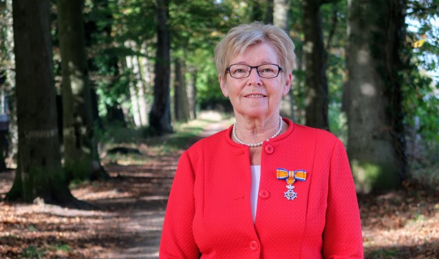 Jo van Aken uit Hengelo is nu Lid in de Orde van Oranje Nassau. Foto: Luuk Stam