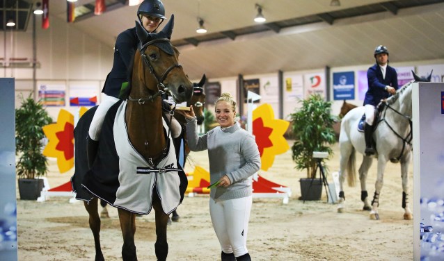 Josta van Straaten ontvangt de PSC Lichtenvoorde-trofee van Mickey Morssinkhof. Foto: Wendy Scholten