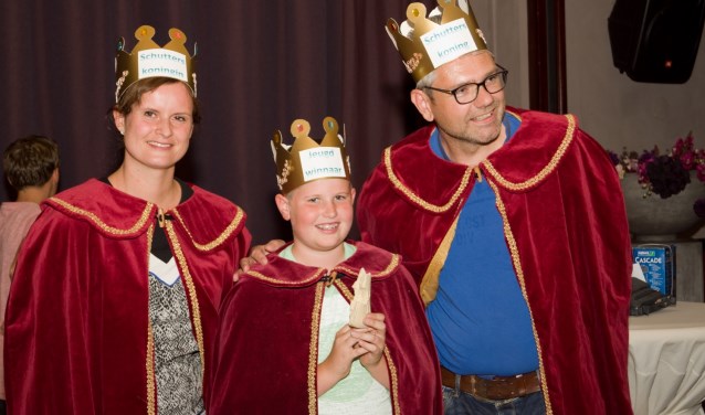 Het koningspaar en de jeugdprins van Dijkhoek. Foto: PR
