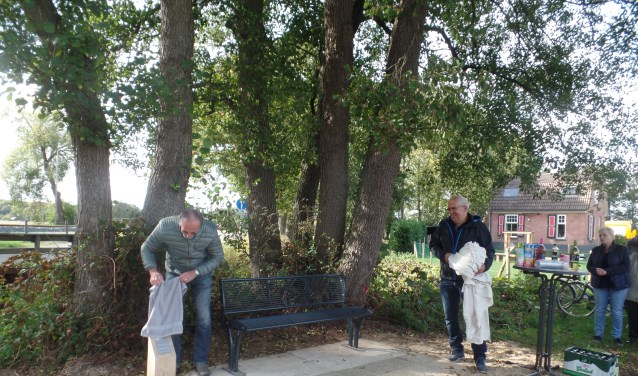 René Swienink (l) onthulde de bank en de plaquette. Foto: Jan Hendriksen.