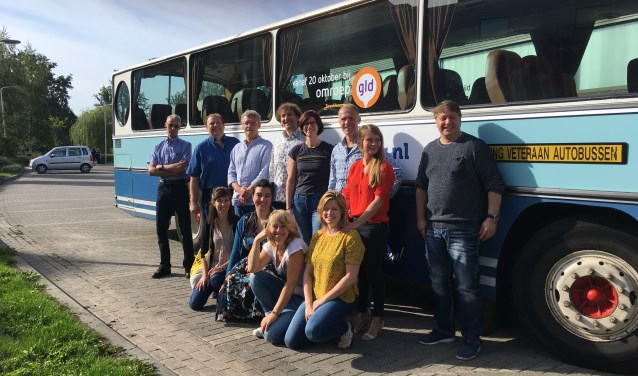 Marloes van den Berg (rode top) en Jolien Wevers (gele top) van Den Diek samen met de andere beheerders op pad om elkaars dorpshuis te beoordelen. Foto: PR
