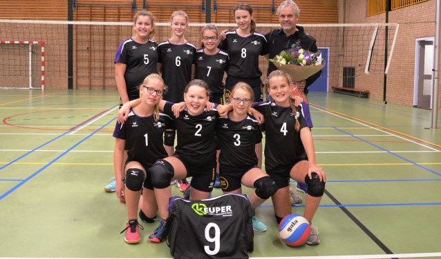 Het meisjes C1 team met de sponsor. Foto: Gerrit Kempers