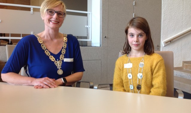 Burgemeester Marianne Besselink met de eerste jeugdburgemeester van Bronckhorst: Evi Otten uit Halle-Heide. Foto: Mirjam Rensink
