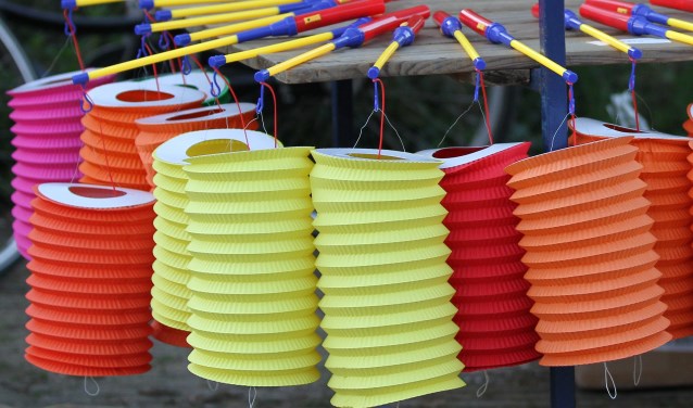 Lampionnen maken voor de Sint Maartensoptocht. Foto: Liesbeth Spaansen