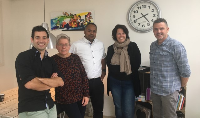 Vlnr: Javier Castilla Martin (conrector Marianum onderbouw Groenlo) Lieveke Brücker (conrector Marianum onderbouw Lichtenvoorde) Sandy Liptiay (zorgcoördinator Marianum) Iris Wijnands (Beleidsambtenaar gemeente Oost Gelre) Marco te Nijenhuis (Jongerenwerk Mazzel)