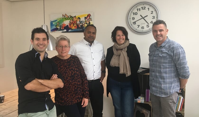 Vlnr: Javier Castilla Martin (conrector Marianum onderbouw Groenlo) Lieveke Brücker (conrector Marianum onderbouw Lichtenvoorde) Sandy Liptiay (zorgcoördinator Marianum) Iris Wijnands (Beleidsambtenaar gemeente Oost Gelre) Marco te Nijenhuis (Jongerenwerk Mazzel)