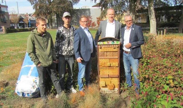 Het door wethouder Elferdink en Hennie Grijsen geopende insectenhotel. Ook op de foto Duco Reineman van Tauw, Gijs van Estinea en Bjorn van Grijsen park en straatdesign. Foto: Bernhard Harfsterkamp
