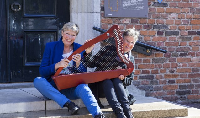 Ineke te Brake (links) en Ingrid Molenaar voor de Sint Joriskerk. Foto: Judith Spook