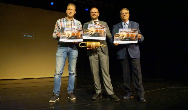 Arjan Prinsen van Groot Zevert Vergisting, wethouder Gerjan Teselink van de gemeente Berkelland en Rinus Smet, bestuurslid van Industriële Kring Berkelland (IKB) tonen trots de ontvangen certificaten in het kader van de Gelderse circulaire estafette. Foto: Richard Stegers