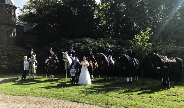 Bruidspaar Patrick Goossens en Laura Goosens-Fielt met zoon Jonne en een erehaag van paarden. Foto: PR PCRV