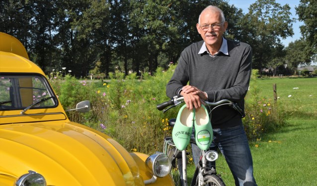 Bertus Rietberg stapt met Fiets! de Boer op in 2019 op zijn fiets in plaats van in de gele bezemwagen. Zijn afscheidscadeau, de groene klompen, blijven die dag thuis. Foto: Alice Rouwhorst