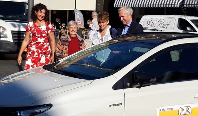 Aankomst Jan Terlouw met mevr. Heyungs en vrijwilligster Anna Schepers. Foto: PR