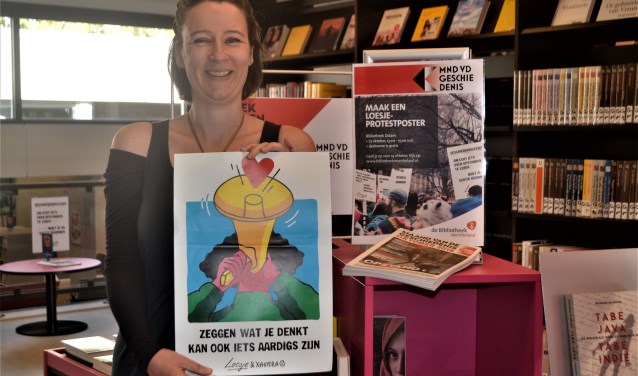 Bibliotheekmedewerkster Jedidja den Besten is trots op komst Vrienden van Loesje. Foto: Joke Burink