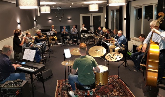 Bigband Back Corner Collective tijdens haar repetitie in de achterzaal bij café de Kroon in Groenlo. Foto: Henri Walterbos