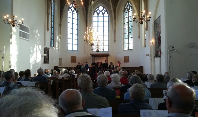 Het pioniersteam stelt zich voor in de dienst. Foto: PR