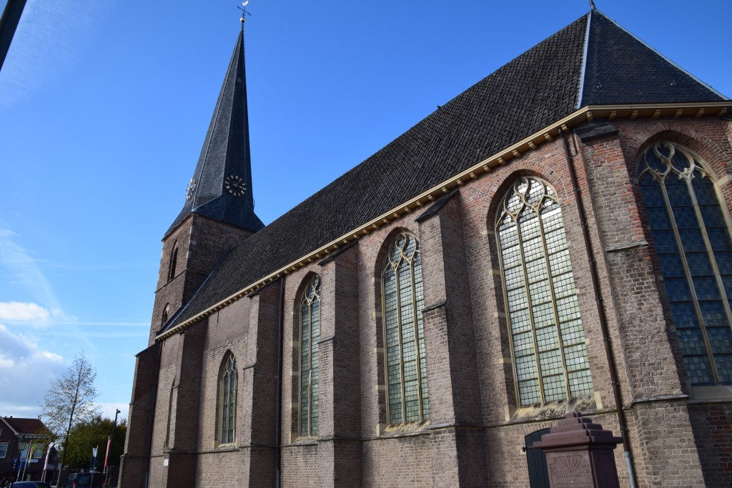 De vijf ramen aan de zijde van de Dorpsstraat moeten gerestaureerd worden. Foto: PR