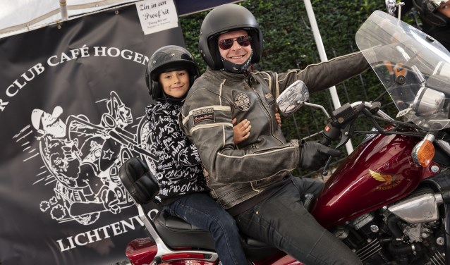 Proefritje achterop een glimmende motor. Hoe cool is dat? Foto: Jorieke Philippi