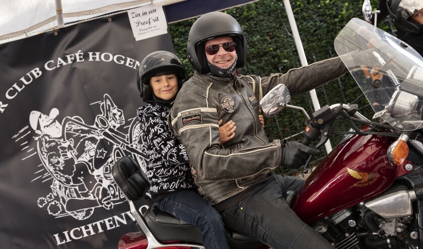 Proefritje achterop een glimmende motor. Hoe cool is dat? Foto: Jorieke Philippi