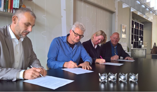 V.l.n.r.: Roy Severein van Stichting Zorgcombinatie Marga Klompé, Roel Beunk van de Raad van Overleg, wethouder Patricia Hoytink-Roubos en directeur bestuurder Henk Meulenkamp van ProWonen. Foto: gemeente Berkelland