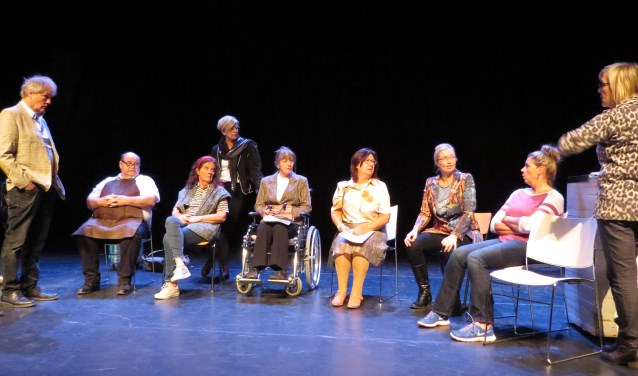 Spelers van 'DORP' met schrijver Jan Freriks (links) en regisseur Annelies van Rijssen (rechts) tijdens de openbare repetitie in de DRU in Ulft. Foto: Josée Gruwel