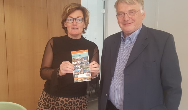 Wethouder Marieke Frank heeft het eerste exemplaar ontvangen van Frits van Lochem. Foto: Kyra Broshuis