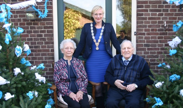 Burgemeester Besselink bezoekt briljanten huwelijkspaar. Foto: PR