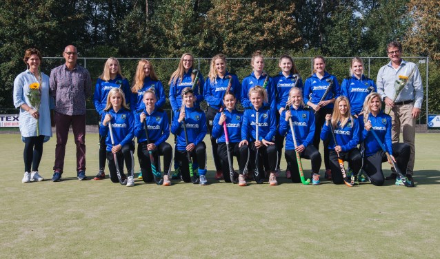 Avanti Dames 1 met sponsoren Jan en Carine Pleiter van Janfleur. Foto: Henrike Grijsen