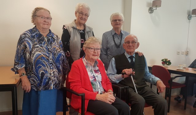 Vanaf het begin van de partij. Staand vlnr. Trui Sellink, Annie Bleumink, Coby Nales, zittend vlnr. Doortje Everink en Theo van Uem. Foto: Mark Ebbers