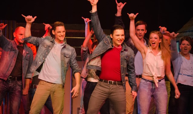 Fotobijschrift: Het WMT nodigt mannen die mee willen zingen, dansen en acteren uit voor een kijkje achter de schermen bij een voorstelling van HAIR. Foto: Sanne Wevers