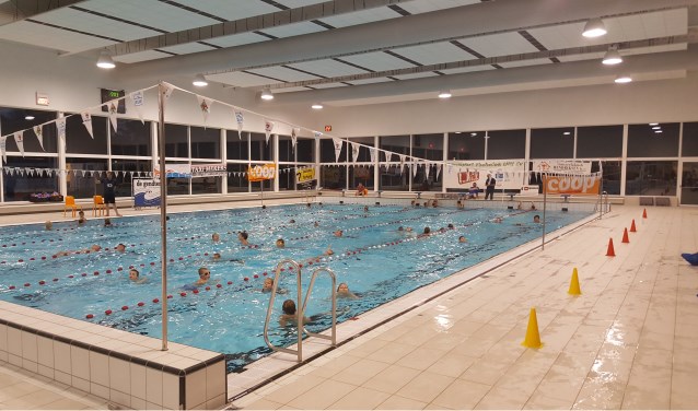 In het binnenbad in Terborg wordt de zwemvierdaagse gehouden. Foto: PR
