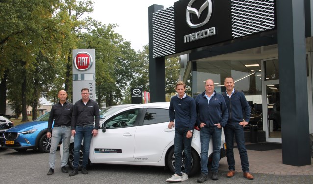 Van links naar rechts Jochem Winkelhorst, Martijn Westendorp, Daan Moester, Gerben Driessen en Michel te Kamp van Auto Winkelhorst. Foto: Lydia ter Welle