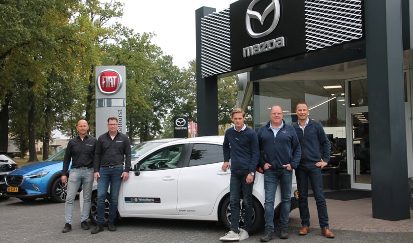 Van links naar rechts Jochem Winkelhorst, Martijn Westendorp, Daan Moester, Gerben Driessen en Michel te Kamp van Auto Winkelhorst. Foto: Lydia ter Welle