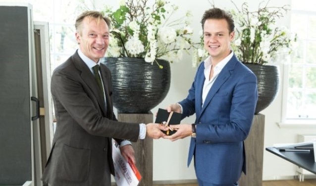 Dominique Velde (r) neemt namens Hans en Monique Melchers, initiatiefnemers van Museum MORE, de prijs in ontvangst uit handen van Wim Pijbes (l). Foto: Eva Broekema