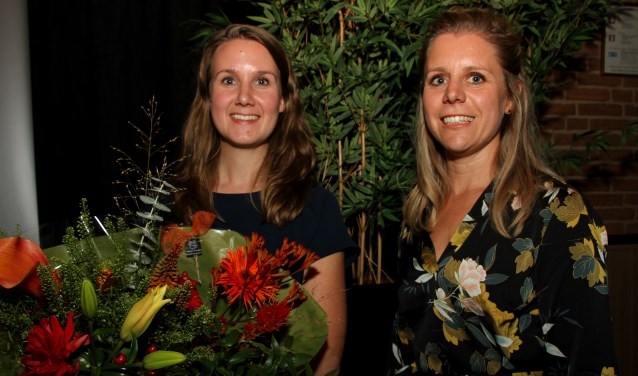 Heleen Faber stelde tijdens de relatiedag toerisme in Vorden haar opvolgster Renate Rikkers voor. Foto: Liesbeth Spaansen