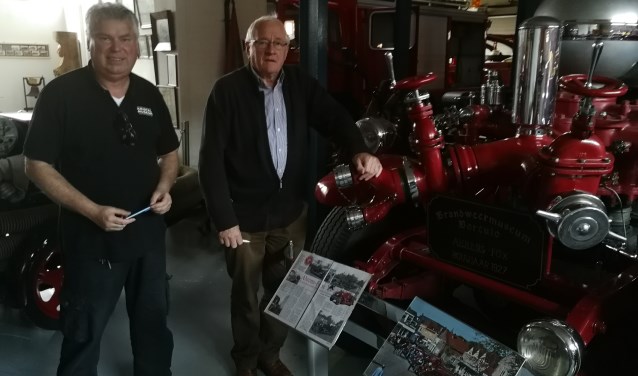 FHan Kamphuis (links) en Herman Kistemaker in het Brandweermuseum. Foto: Rob Weeber