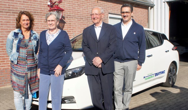 Een trotse Nardy, Thea, Jan, en Sjanyto Buiting voor één van de drie aanwinsten. Foto: Susan Wiendels