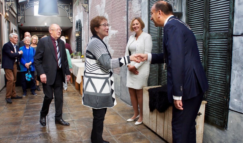 De burgemeester schudde vele handen en feliciteerde de bruidsparen. Foto: Susan Wiendels