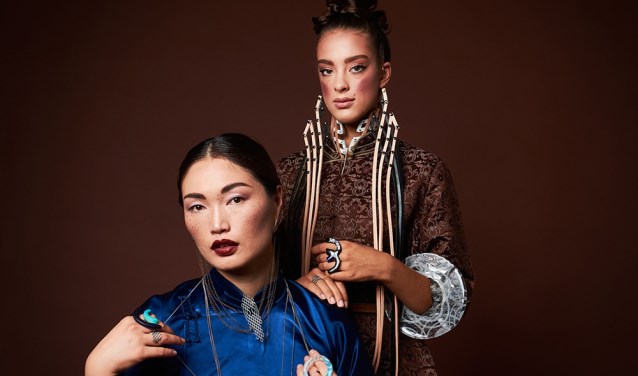 De dames tonen sieraden van Tegshtuya Gandugar (Mongolië). Foto: PR
