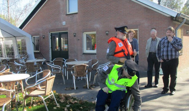 Jan Troost neemt met meetapparatuur het hellingspercentage van het pad op.Vlnr. Jan Troost,Theo Hendrikse, Sandra Zieverink (Leemland), Ton Goossens (BOOG) en Marco Zieverink (Leemland). Foto: Theo Bloemenkamp