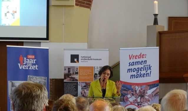 Gerdi Verbeet opent de tentoonstelling. Foto: Antoinette Baanders