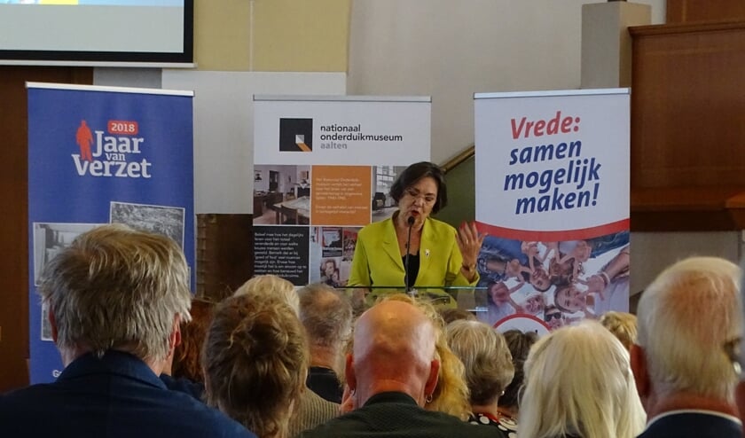 Gerdi Verbeet opent de tentoonstelling. Foto: Antoinette Baanders