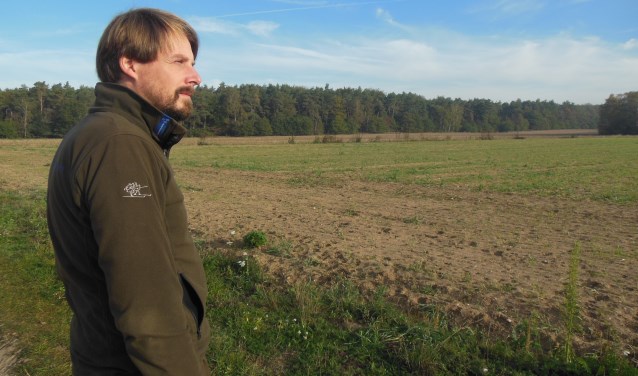 Erwin Grob richt zijn blik over de akker bij Zeddam, die nu nog strak wordt afgegrensd door het Bergherbos. Foto: Eric Klop