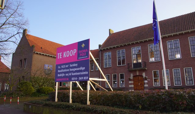 Het voormalige gemeentehuis is te koop. Foto; Frank Vinkenvleugel